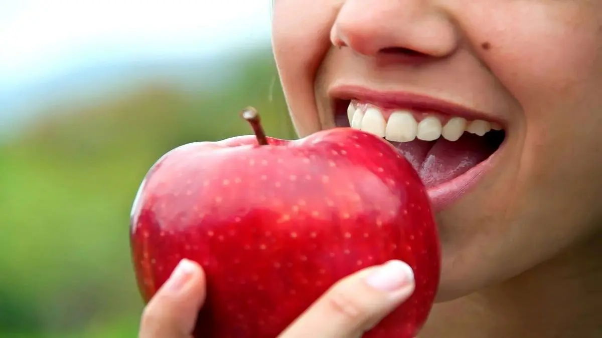 ۱۰ ماده غذایی که برای سلامت لثه و دندان مفید هستند