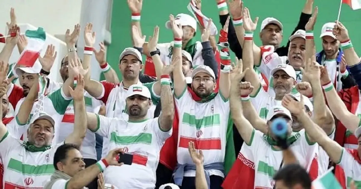 ویدئویی از نماز خواندن هواداران ایرانی پیش از بازی با ژاپن در خیابان!