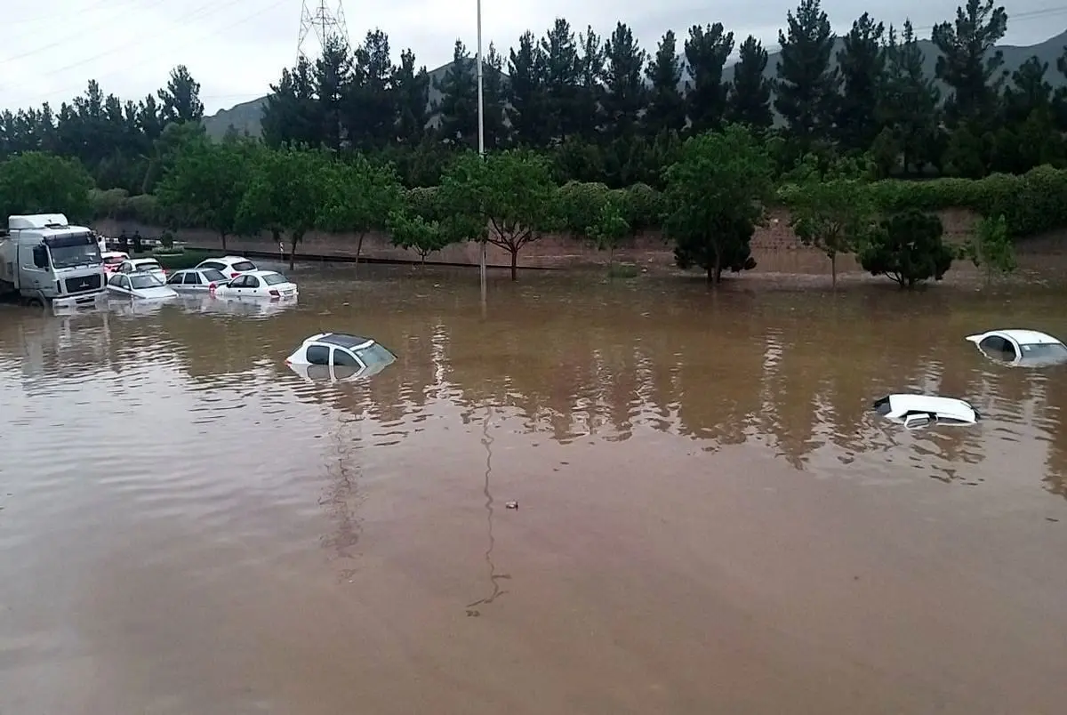 ویدئو: سیلاب در مشهد بار دیگر خودروها را با خود برد