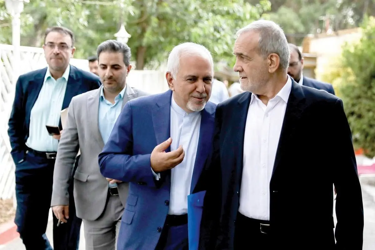 حمله به جواد ظریف در تجمع مردم اصفهان برای پزشکیان