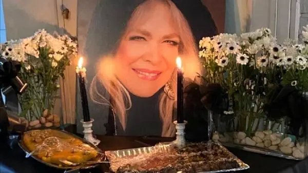 تصاویری از چهره غمگینِ لیلا حاتمی در مراسم خاکسپاری بیتا فرهی