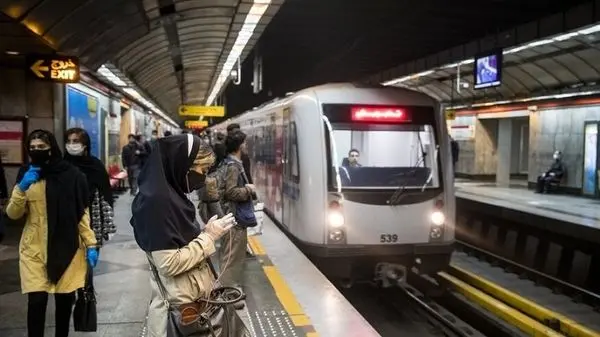 عکس این دو دختر و چند مرد در مترو خبرساز شد