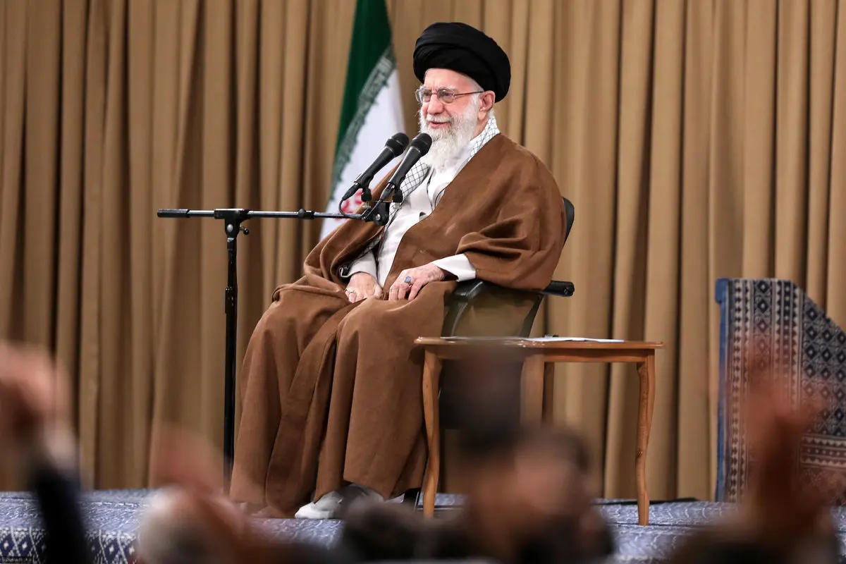 رهبر انقلاب: آمریکا یک جور، کشورهای همراه آمریکا یک جور، دارند با ایران اسلامی میجنگند