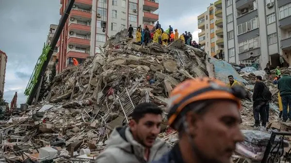 ویدئوی عجیب از ساختمانی که در زلزله نریخت، از جا در آمد!