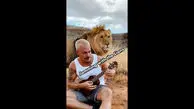 ویدئوی باورنکردنی از خوانندگی و اجرای موسیقی توسط جوان سوئیسی  برای شیرها در افریقا!