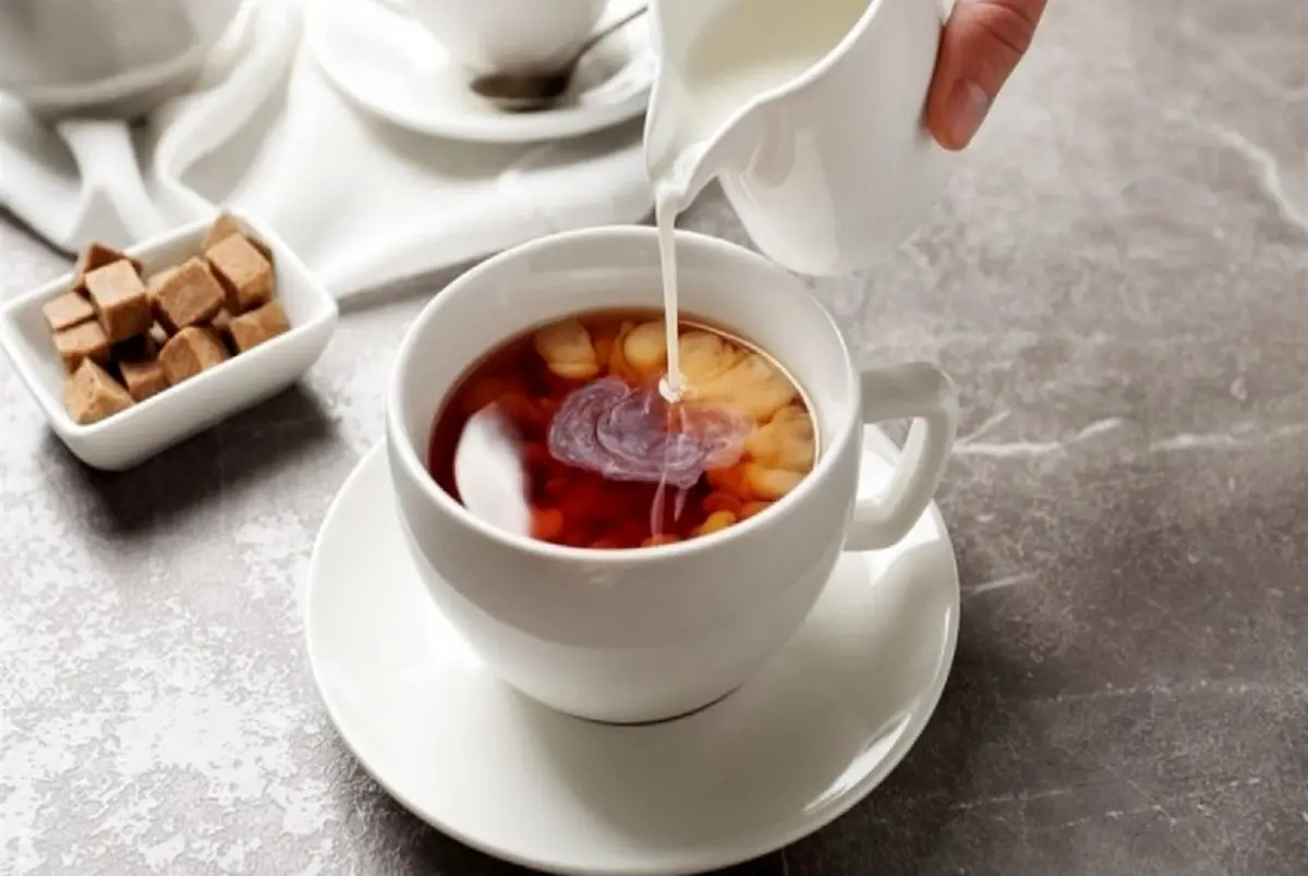ریختن شیر داخل چای صحیح است یا غلط؟