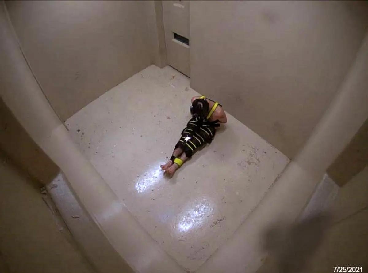 ویدئویی از مرگ دردناک یک زندانی در سلول انفرادی بعد از ۲۰ روز!