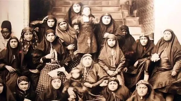 عکس دسته‌جمعی از مشهورترین زنان حرمسرای ناصرالدین شاه!