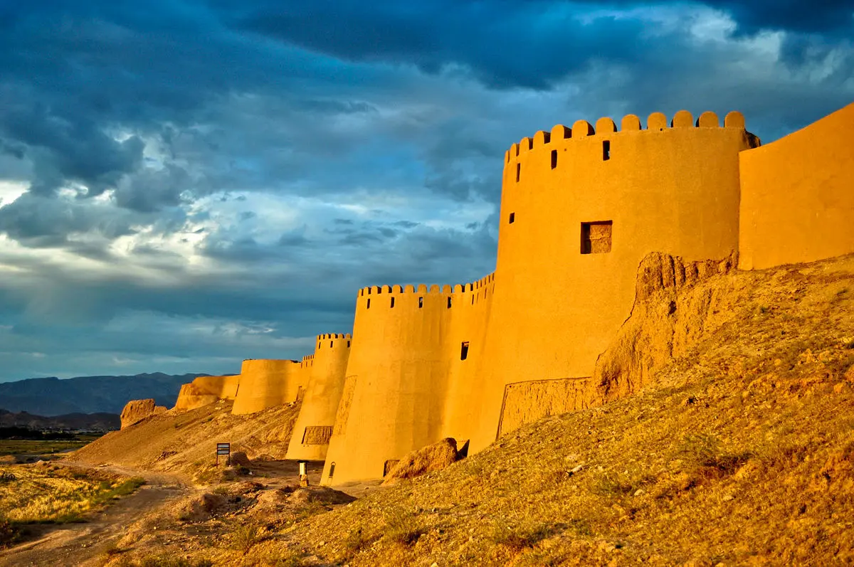 شکاف دیوارهای این قلعه در ایران با انسان پر شده است!