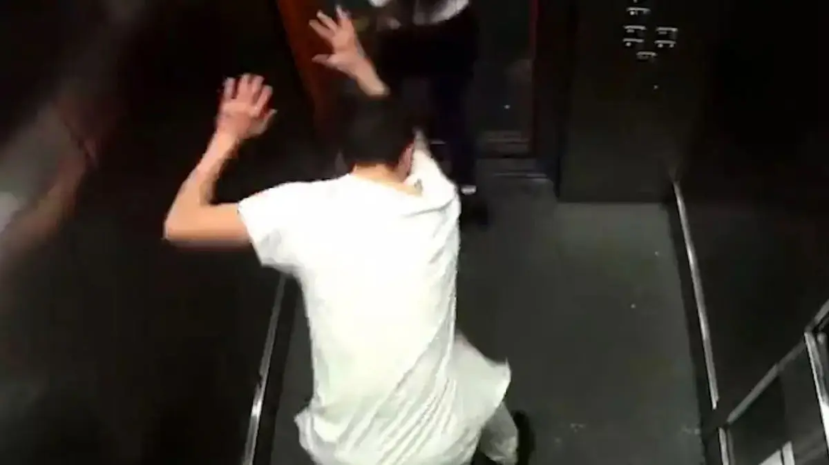 ویدئوی شوخی بی‌شرمانه پسری با دختر جوان در آسانسور