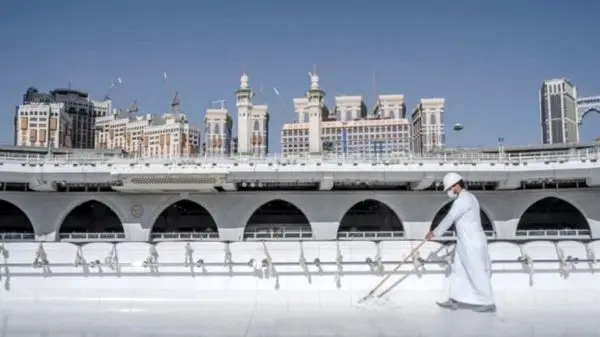 ویدئوی تماشایی از کبوتربازی یک زن در صحن مسجد الاقصی