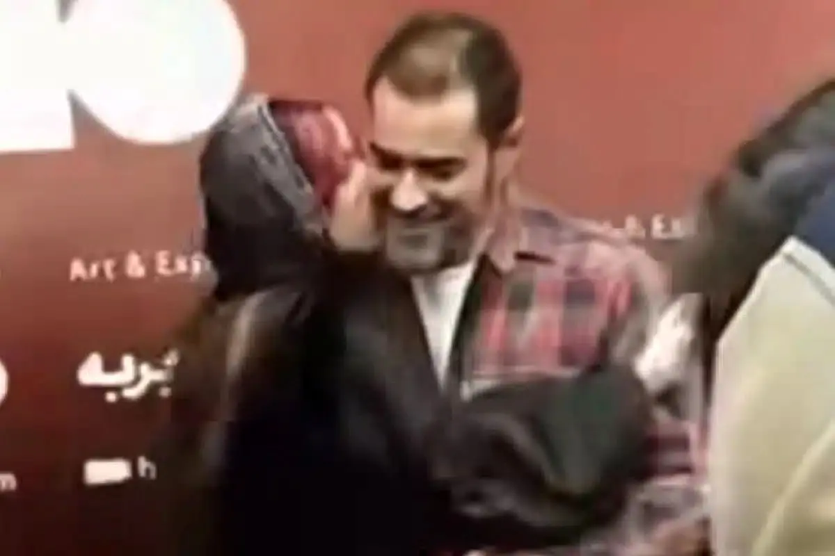بوسه جنجالی هواداران دختر شهاب حسینی خبرساز شد!