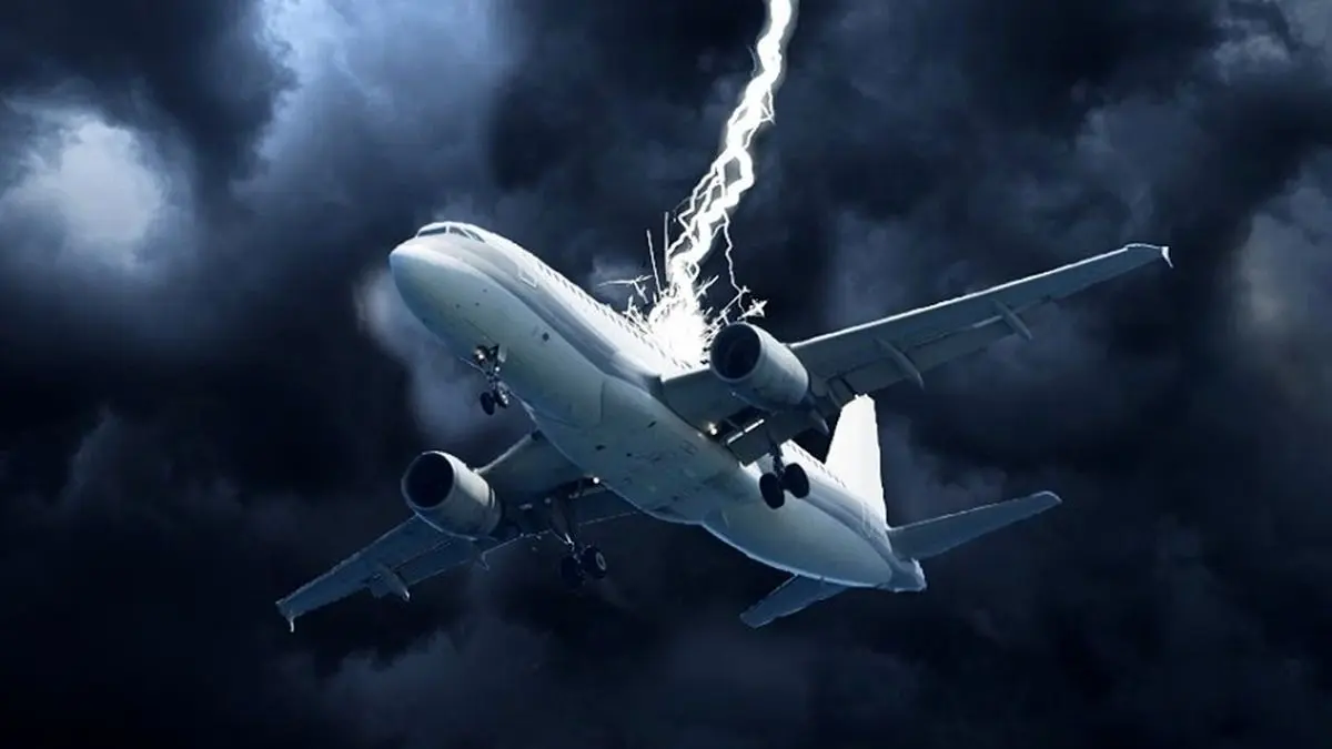 ویدئوی باورنکردنی لحظه وحشتناک برخورد صاعقه به هواپیمای مسافربری!