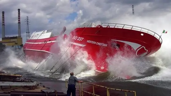 ویدئو: اینگونه یک کشتی غول پیکر را به آب می‌اندازند