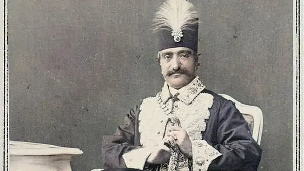 ژست همیشگی شاه قاجار در عکس‌هایش؛ از تخت تا تبعید