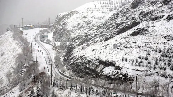 ویدئوی باورنکردنی از ارتفاع ۵ متری برف بهاری در مرز قزوین و مازندران