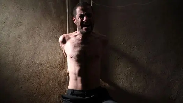 ویدئویی پربازدید از تمرین بازیگری نوید محمدزاده در پشت‌صحنه فیلم «شب داخلی دیوار»