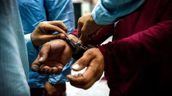 تصاویر باورنکردنی از خالکوبی‌های اراذل و‎ ‎اوباش دستگیر شده در کرج