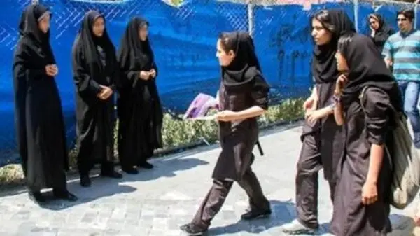 در مدرسه دخترانه حداد عادل برداشتن حجاب اجباری است!