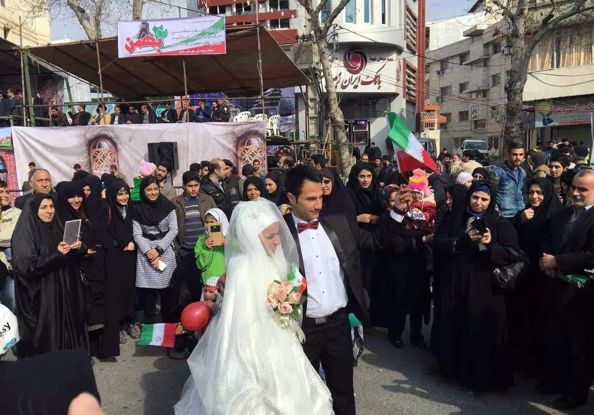ویدئوی پربازدید از برگزاری جشن عروسی در راهپیمایی ۲۲ بهمن در کرج!