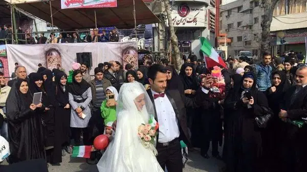 ویدئویی عجیب از زنی با حجاب متفاوت در راهپیمایی ۲۲ بهمن