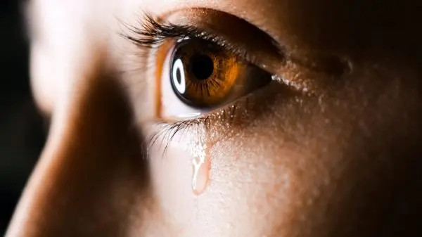 ۱۴ فایده باورنکردنی گریه کردن برای سلامتی بدن!