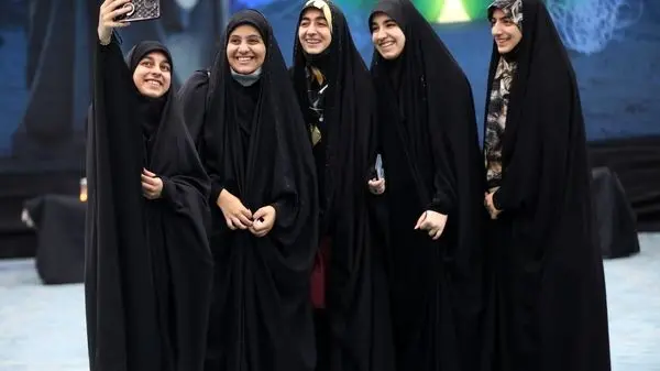 ویدئویی عجیب از آوازخواندن یک باربی با حجاب اسلامی!
