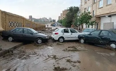 ویدئو: لحظات ترسناک سیلاب و بردن خودرو‌ها در کوچه‌های مشهد