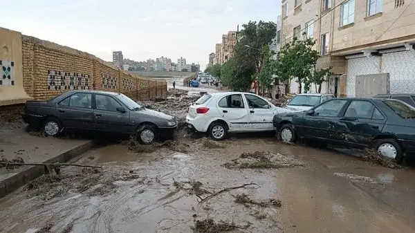 ویدئو: لحظات دلهره‌آور از گیر افتادن یک خانواده به همراه نوزاد در سیل مشهد