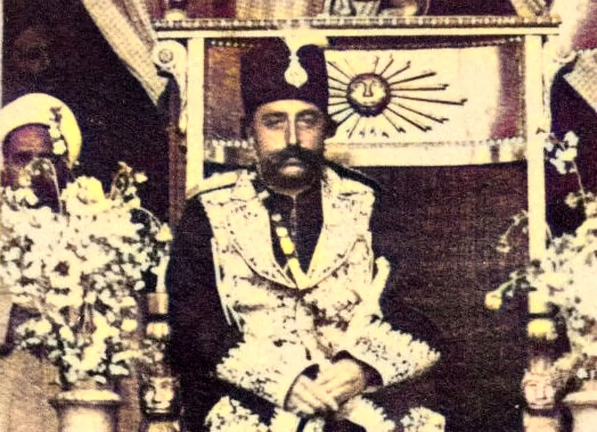 عکس یادگاری کمتر دیده شده ناصرالدین شاه با مجسمه باشکوهش