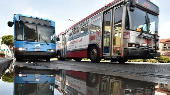ویدئو: پرت شدن راننده اتوبوس به بیرون و نجات جان مسافران توسط یک مسافر!