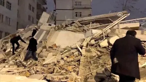 یک زن بعد یک هفته زنده از زیر آوار زلزله ترکیه بیرون آمد