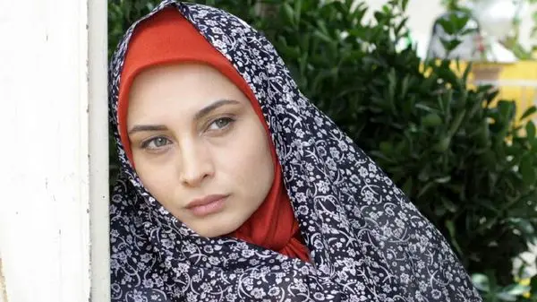 عکسِ جدید مریم معصومی، بازیگر سریال فاصله با یک ژست هنری