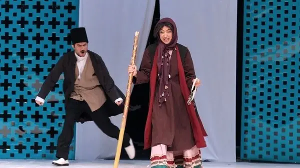 ویدئوی جنجالی از رقص خانم بازیگر ایرانی با لباس‌های منشوری!