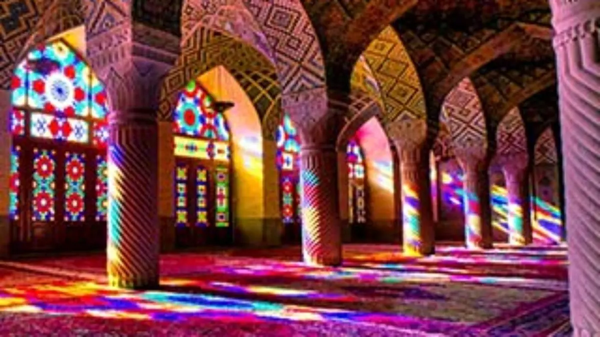 ویدئوی قبح‌شکنی و دهن‌کجی زنان بی‌حجاب در مسجد نصیرالملک شیراز