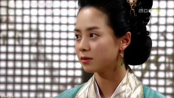 تصاویری از دختر و داماد بازیگرِ نقش بانو چوئی در سریال جواهری در قصر