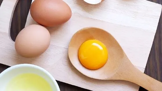 ترفند جدا کردن سه سوته زرده و سفیده تخم مرغ + ویدئو