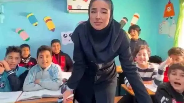 ویدئو | اولین واکنش معلم قائم شهری به پخش آهنگ گنگستر آمل در کلاس درس