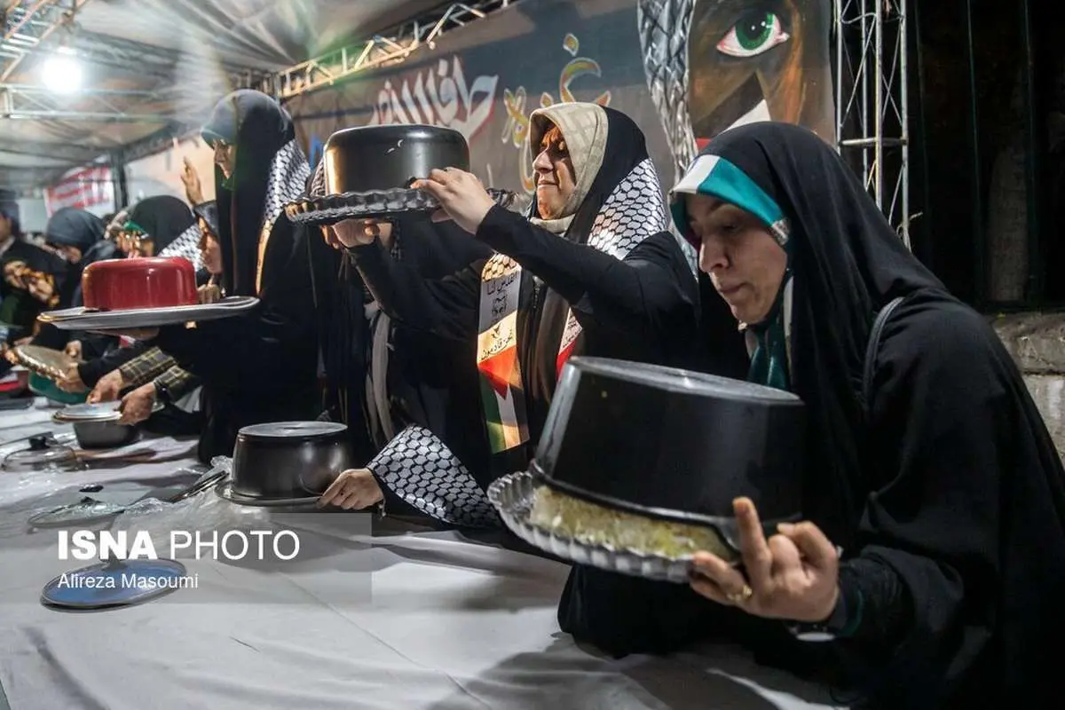 تصاویر پربازدید ازخانم‌های قابلمه‌ به‌دست جلوی دانشگاه تهران