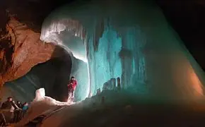 زیباترین غارهای یخ جهان
