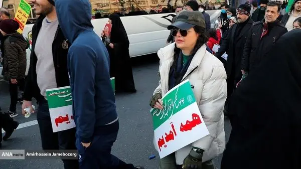 ویدئویی عجیب از زنی با حجاب متفاوت در راهپیمایی ۲۲ بهمن