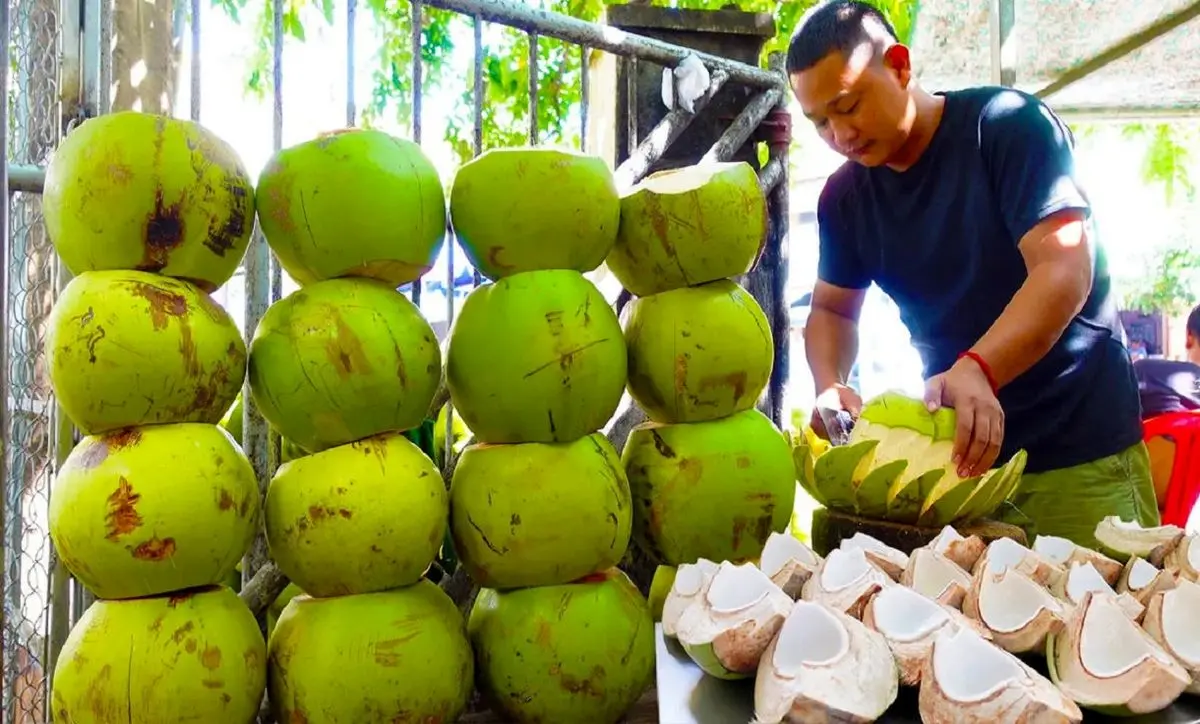 ویدئوی جالب از مهارت بی‌نظیر فروشنده کامبوجی در برش زدن سریع نارگیل