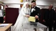 تصاویر جالب از حضور عروس و داماد پای صندوق رای در ترکیه!