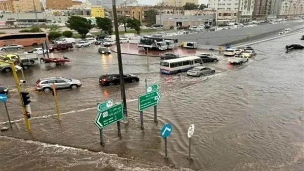 تبدیل خیابان‌ به رودخانه در پی بارش فراوان در امارات! + ویدئو