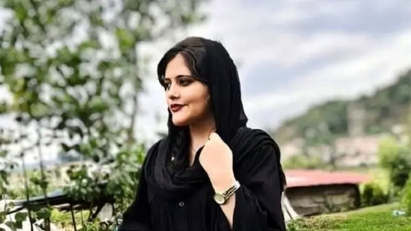 حضور روزنامه نگار مطرح ایرانی بر سر مزار مهسا امینی خبرساز شد! + عکس