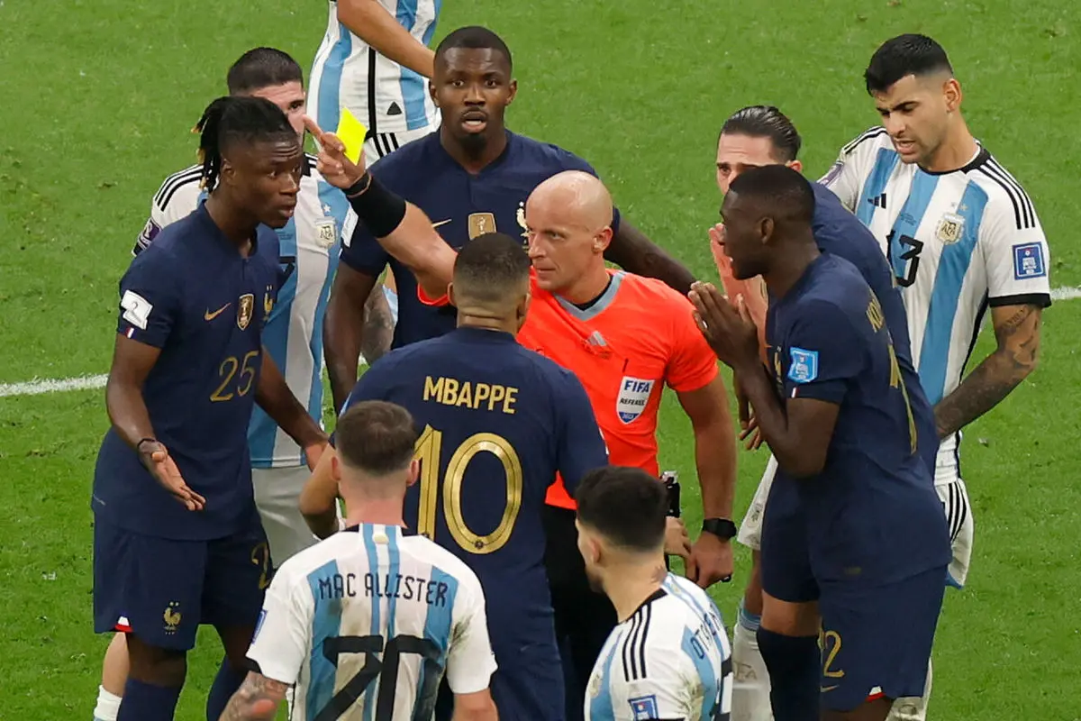 اعتراف داور فینال جام جهانی: علیه فرانسه مرتکب اشتباه شدم