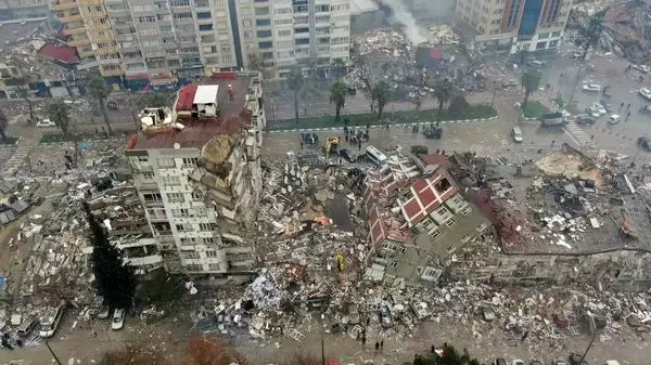 ویدئوی عجیب از ساختمانی که در زلزله نریخت، از جا در آمد!