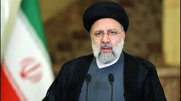 رهبر انقلاب اسلامی بر پیکر شهدای خدمت نماز اقامه کردند