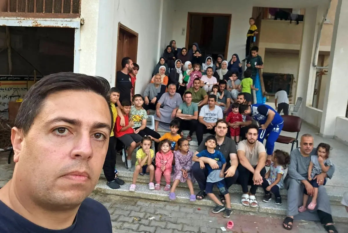 ویدئویی از یک پدر دلسوز فلسطینی که به ۹۰ نفر در خانه‌اش پناه داده است