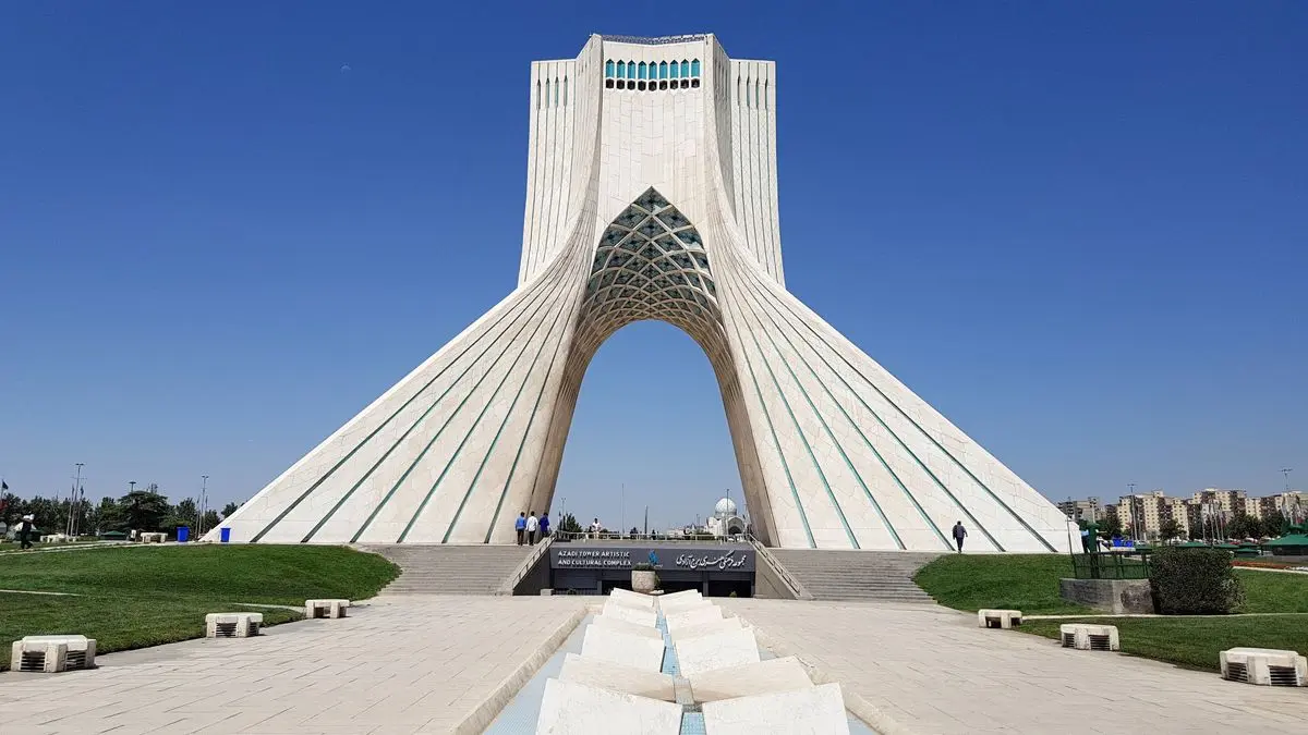 طراحی‌های تماشایی هوش مصنوعی برای میدان آزادی تهران